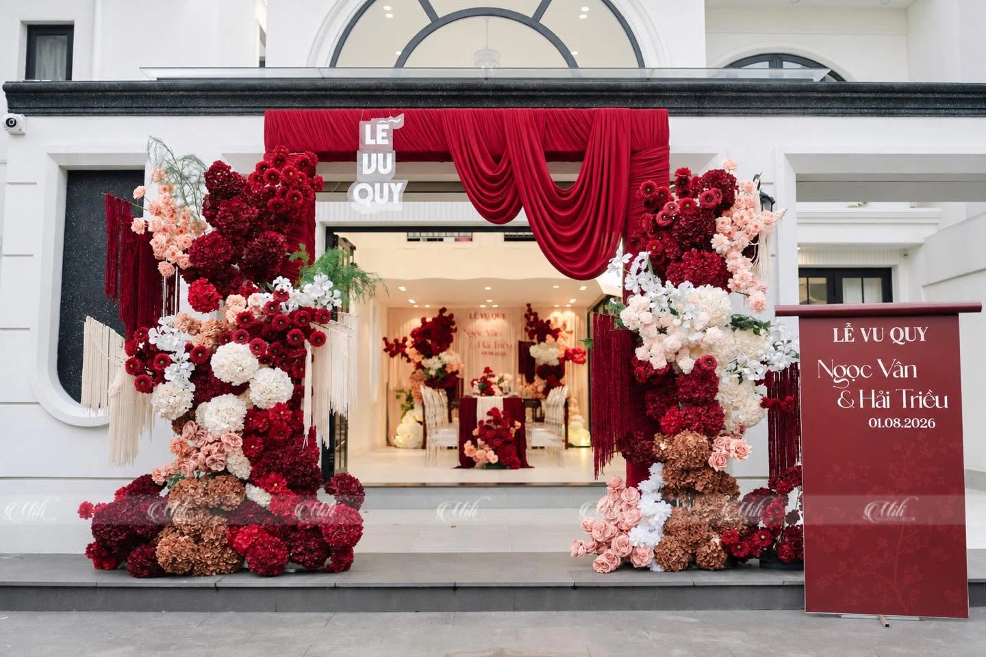Cổng hoa đỏ hồng toàn cảnh trong lễ vu quy tại Mili Wedding