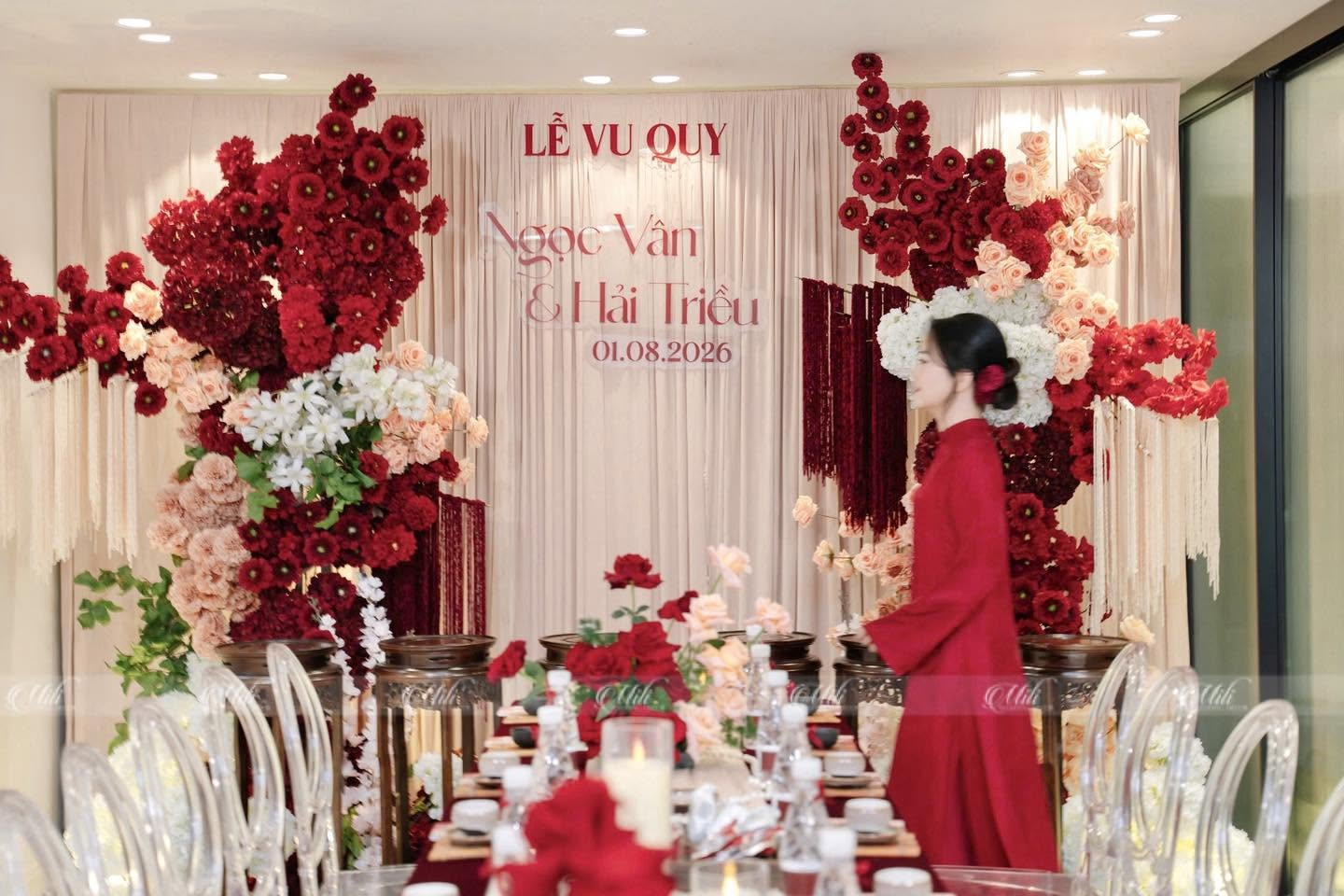 Không gian sảnh với bàn lễ và phông hoa gia tiên