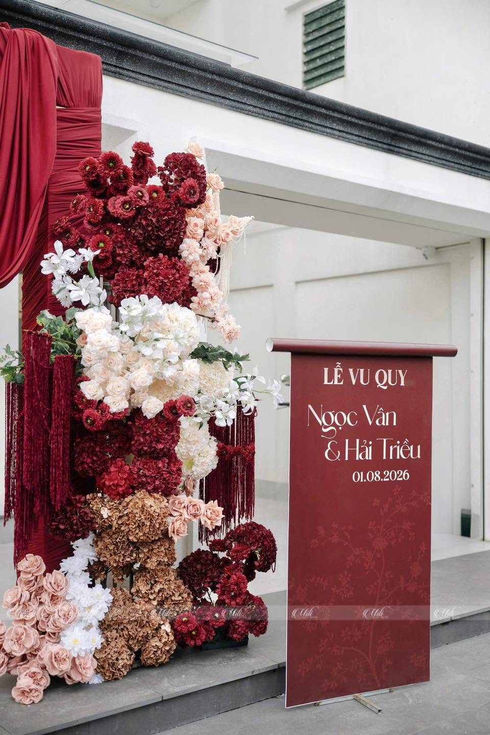 Chi tiết hoa đỏ, hồng, trắng và bảng lễ vu quy