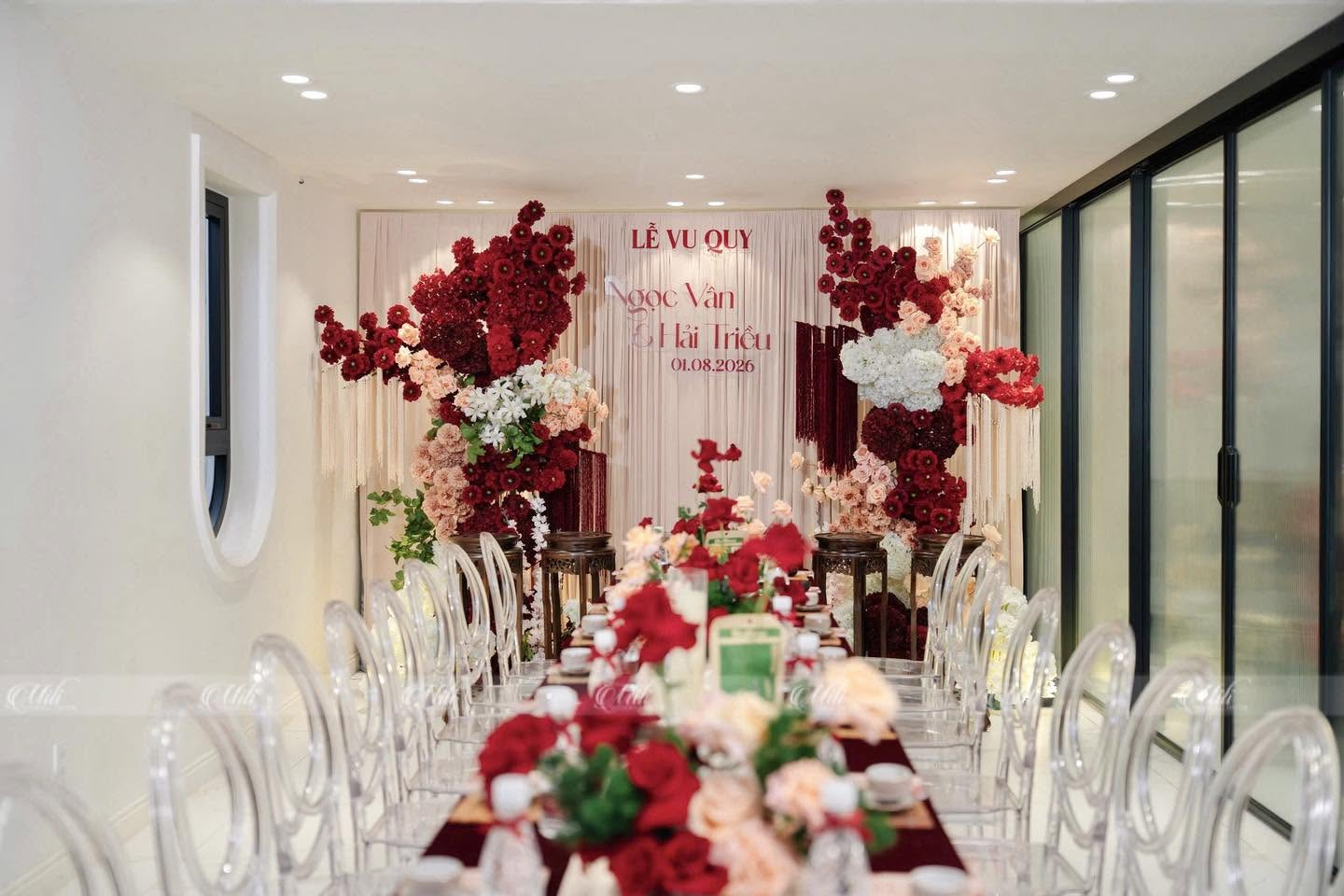 Bàn lễ gia tiên được chuẩn bị trong sảnh riêng của Mili Wedding