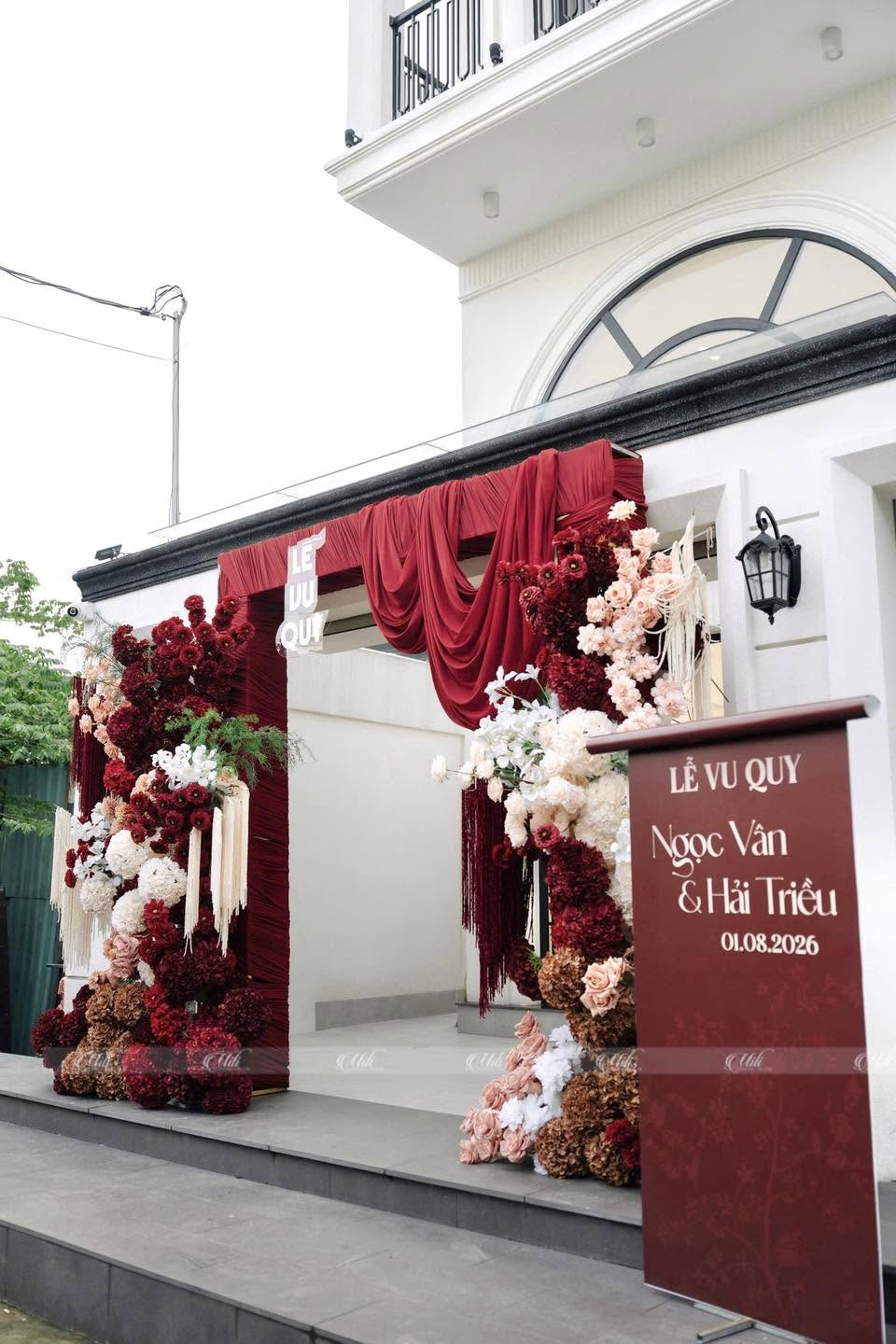 Cổng hoa lễ vu quy nhìn từ bên hông sảnh
