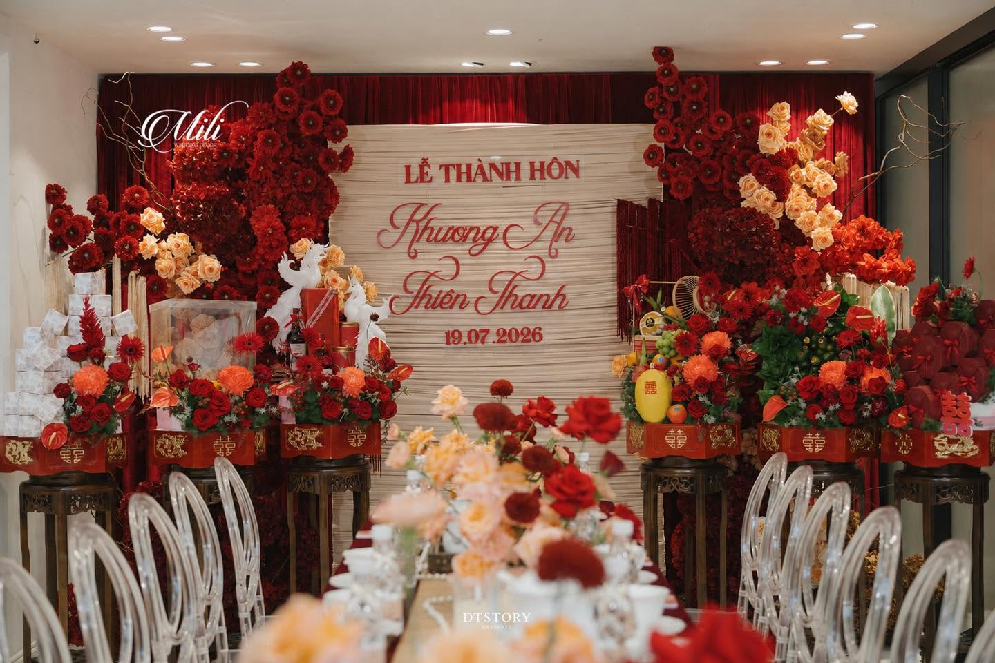 Phông lễ thành hôn với hoa đỏ cam và bàn lễ