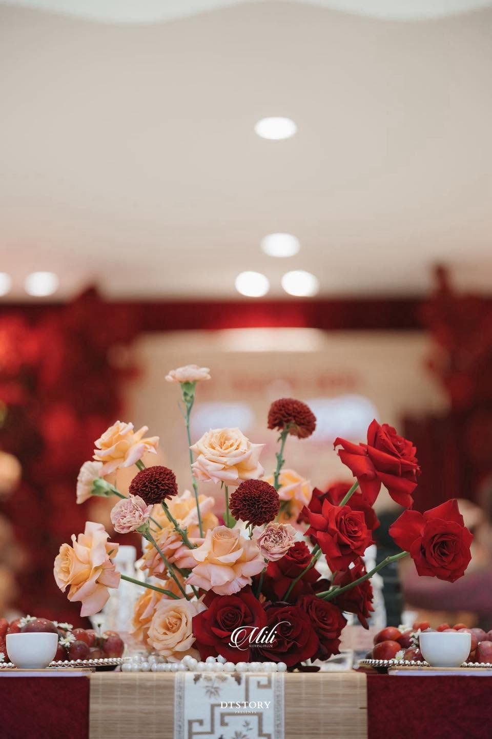 Bình hoa đỏ kem tại lễ thành hôn