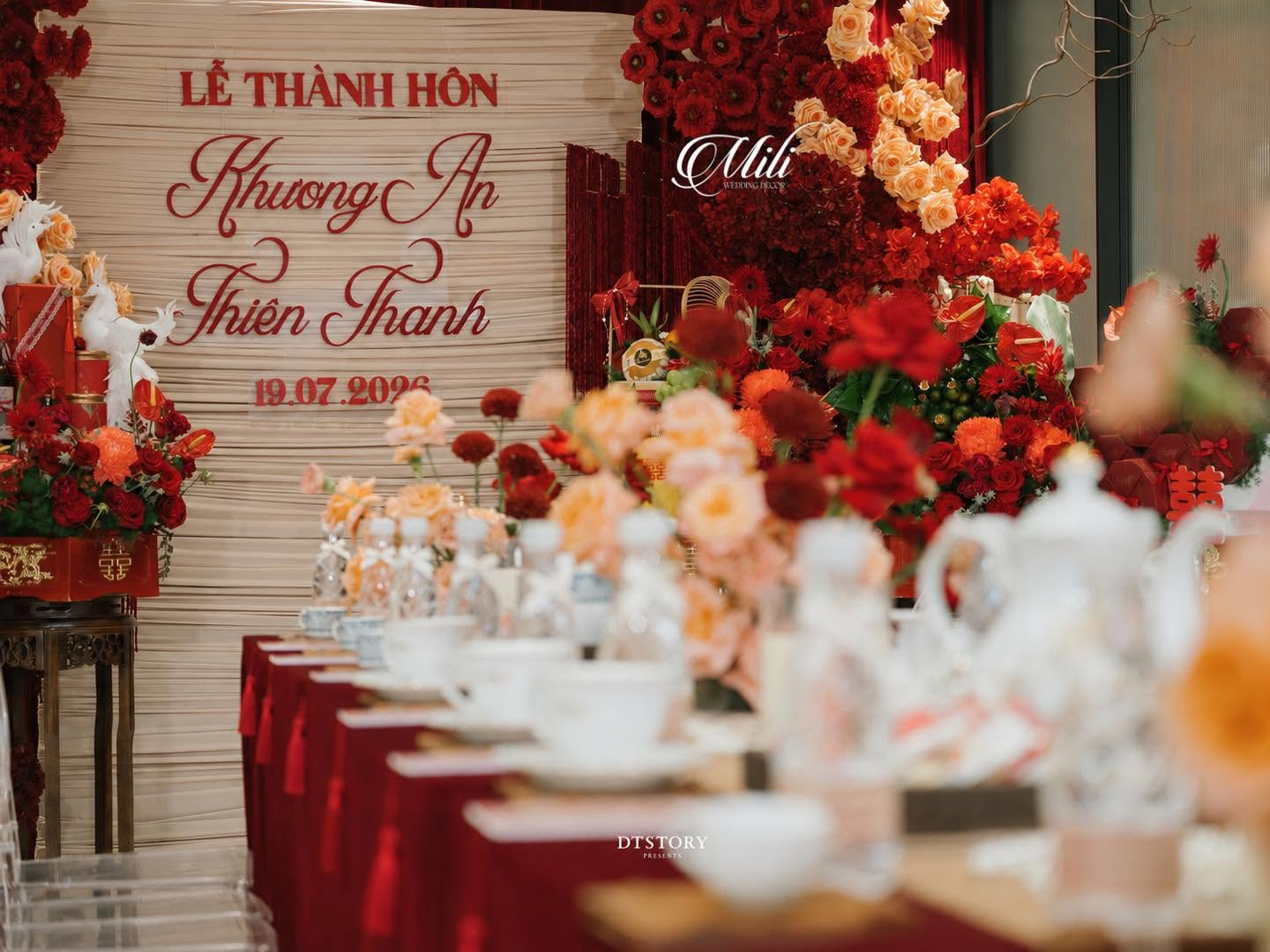 Bàn lễ thành hôn và hoa trong sảnh Mili