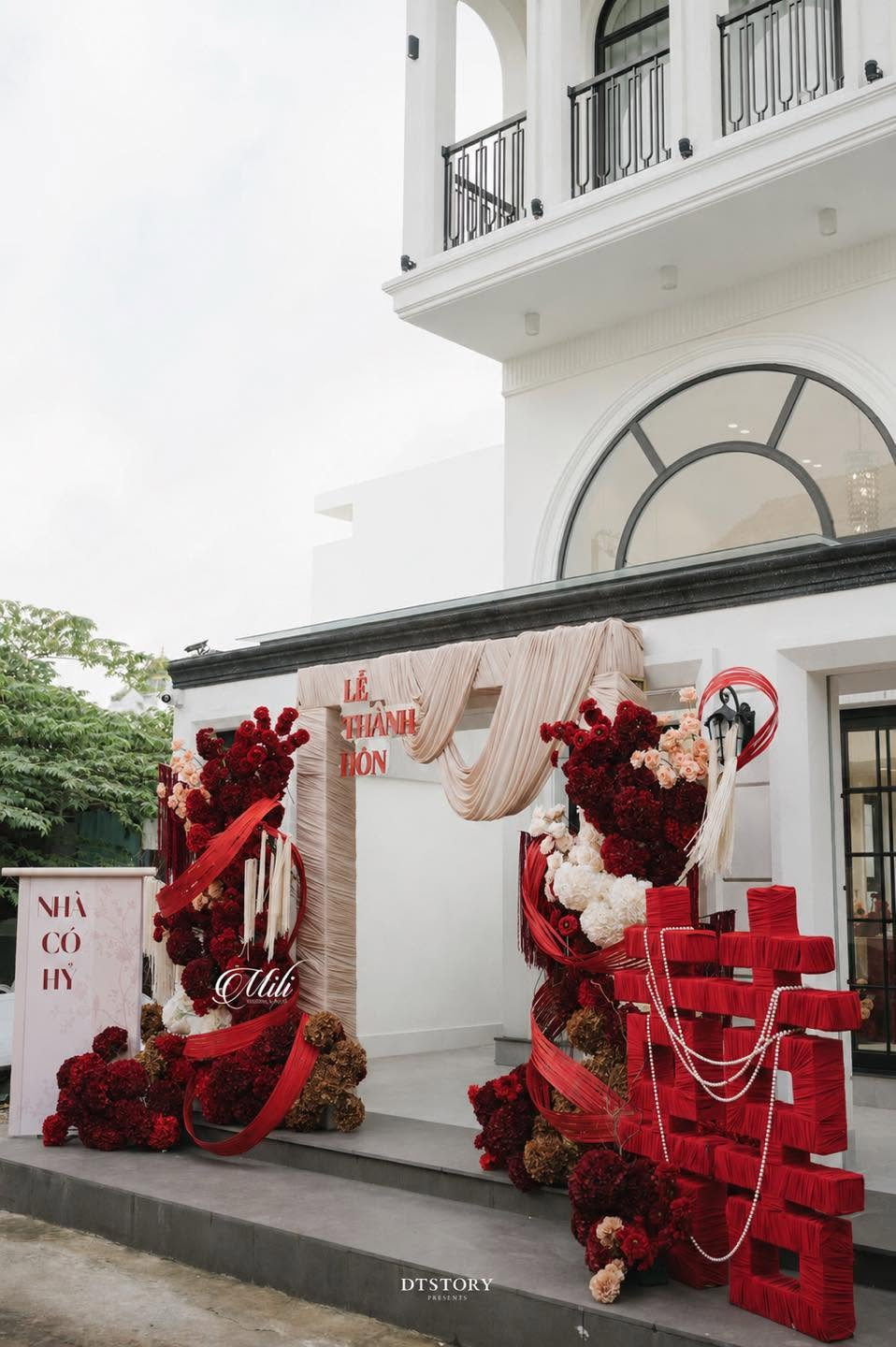Cổng lễ thành hôn với hoa đỏ và chữ hỷ