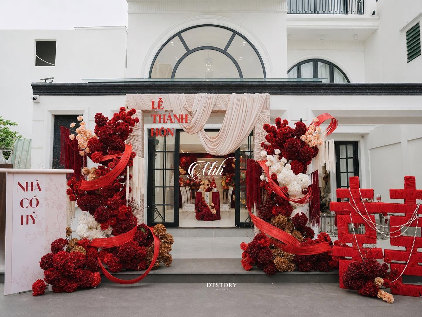 Toàn cảnh cổng hoa đỏ trước sảnh Mili Wedding