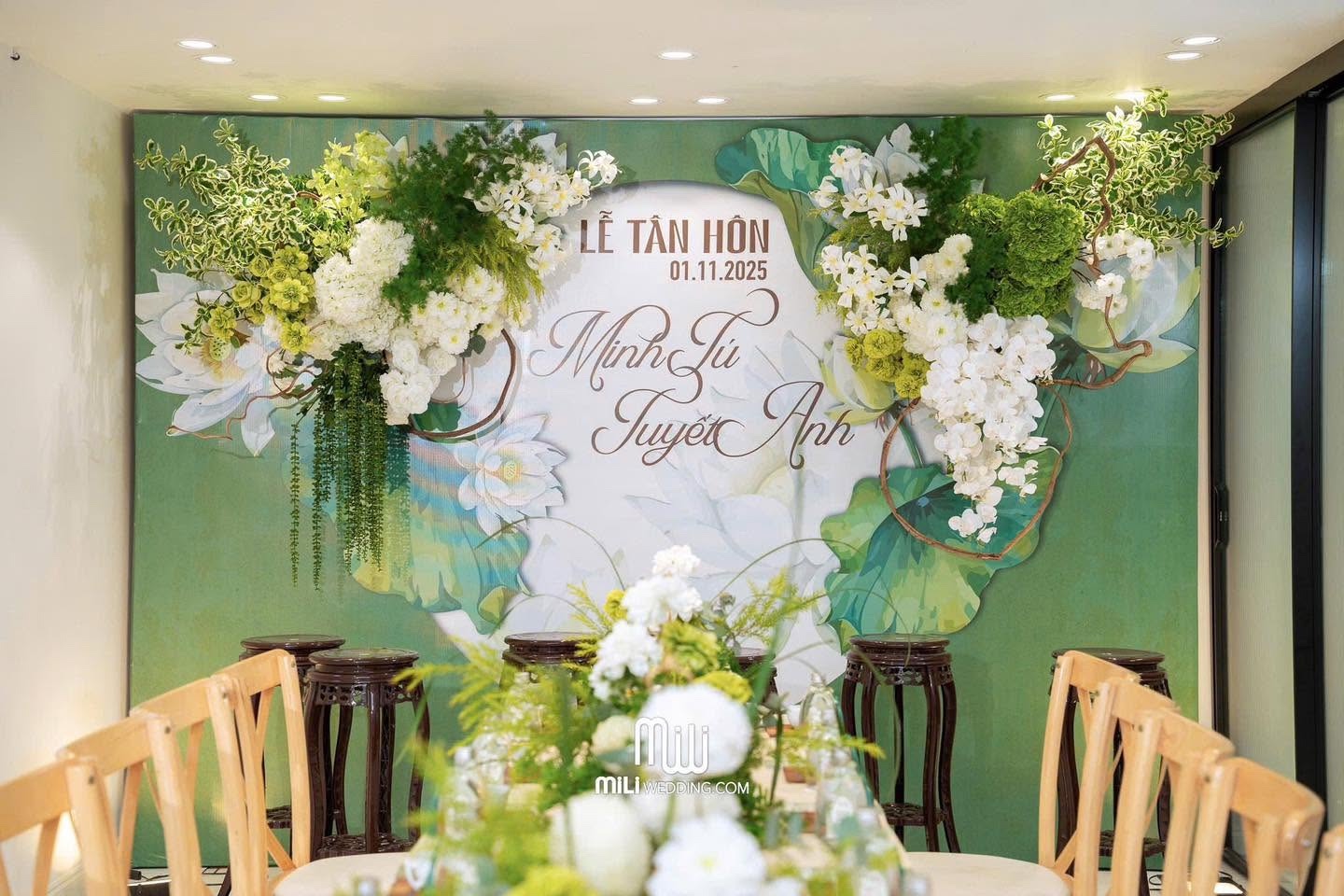 Phông lễ tân hôn xanh lá và hoa trắng trong sảnh Mili