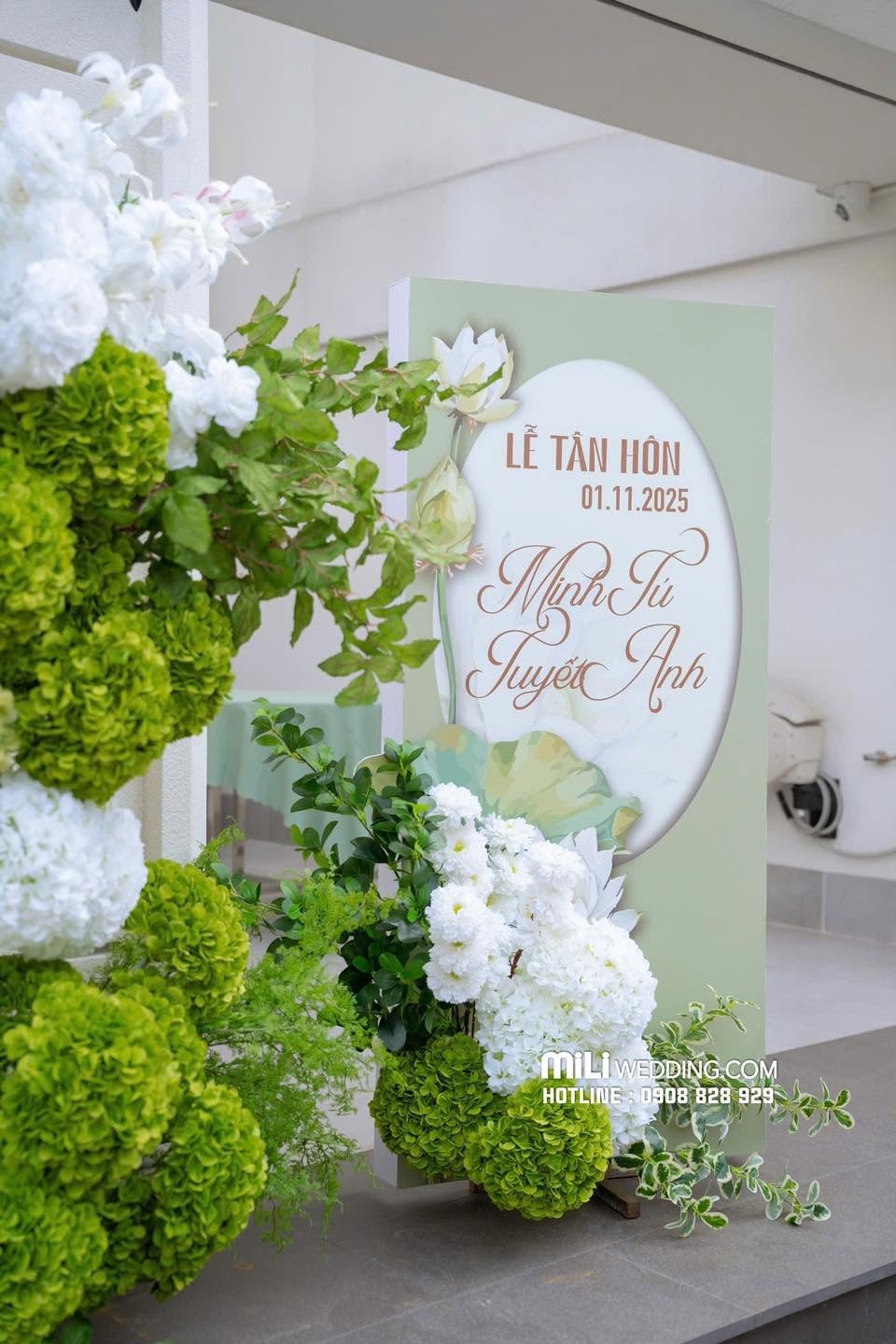 Bảng tên Minh Tú và Tuyết Anh bên cụm hoa xanh trắng