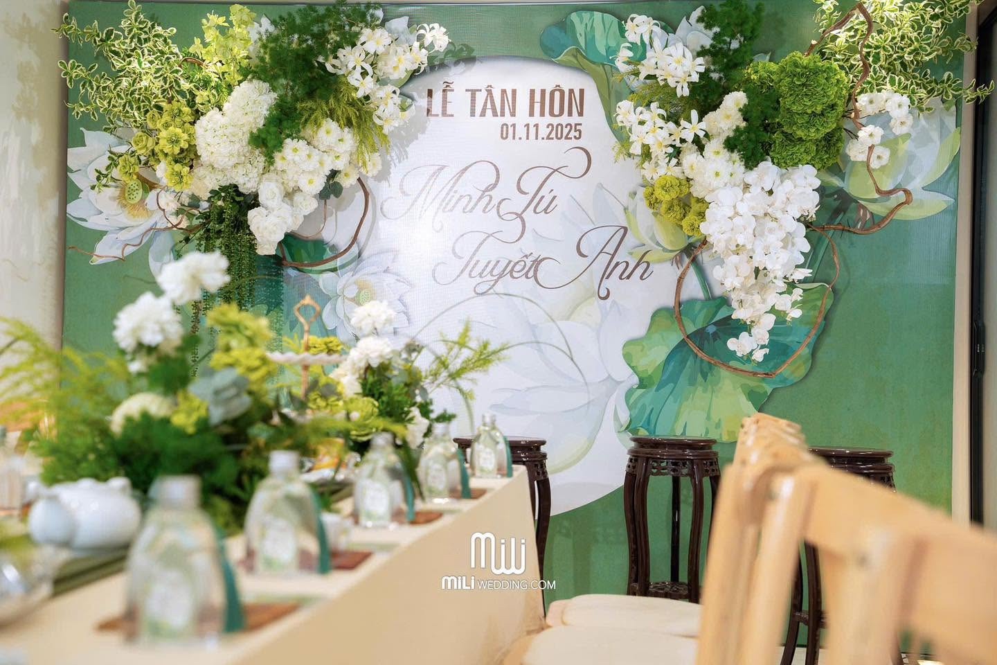 Không gian lễ tân hôn xanh trắng với bàn tiệc