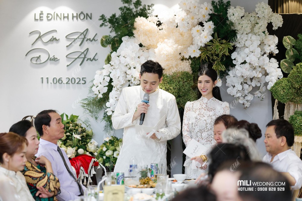 Cặp đôi phát biểu trước hai gia đình trong lễ đính hôn