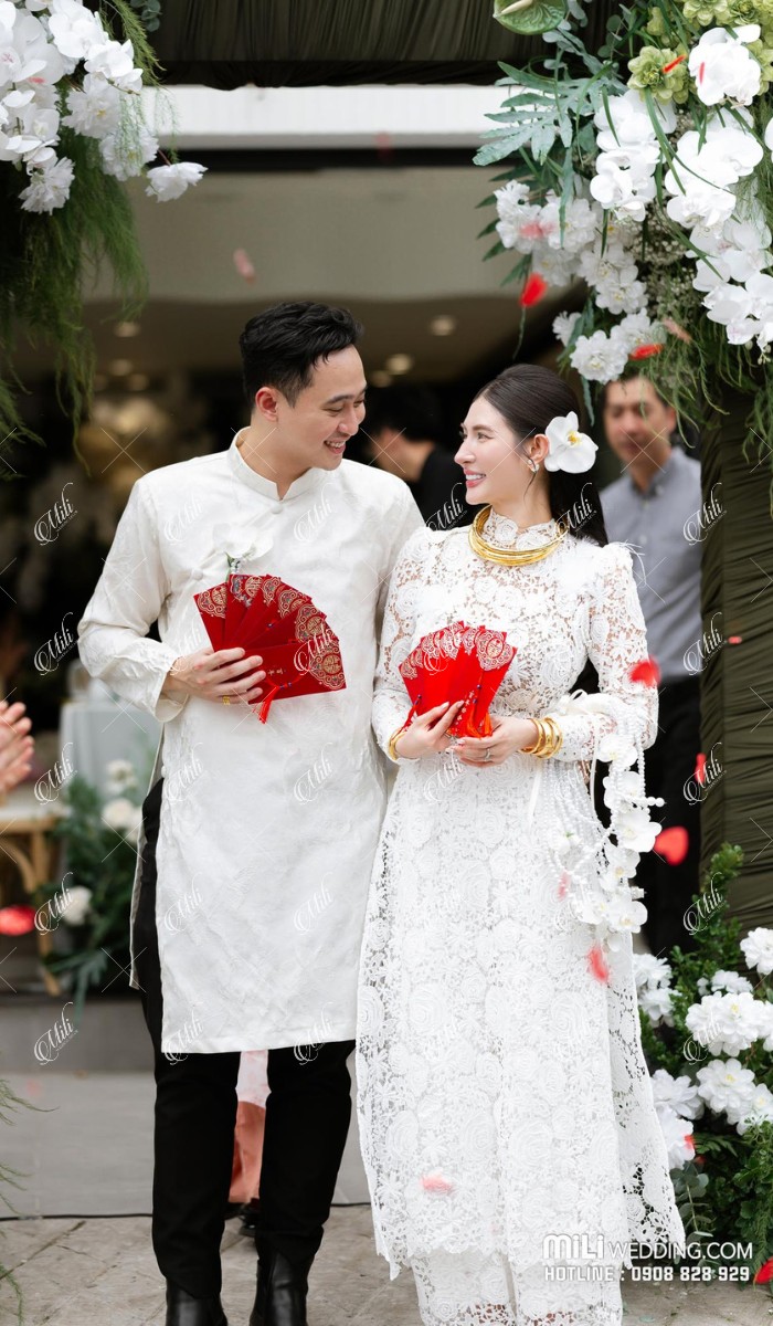Cặp đôi Kim Anh và Đức Anh bên cổng hoa đính hôn