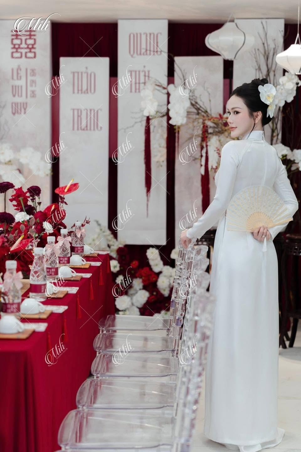 Cô dâu áo dài trắng trong sảnh lễ gia tiên Mili