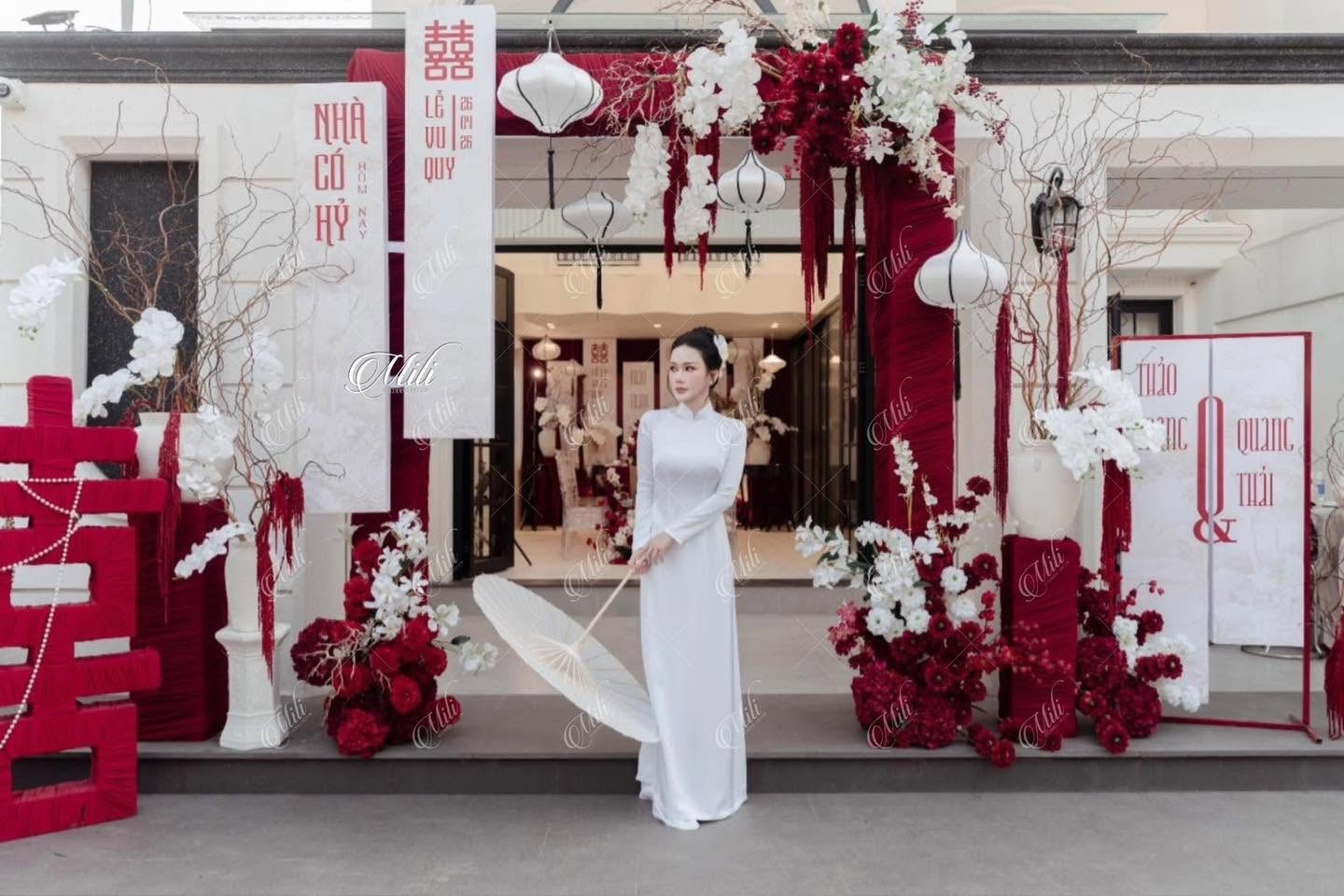 Toàn cảnh cổng hoa đỏ trắng với cô dâu trước sảnh