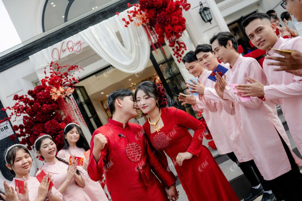 Hình ảnh: Cô dâu chú rể trọn vẹn cùng timeline lễ gia tiên trong ngày cưới từ nhà Mili