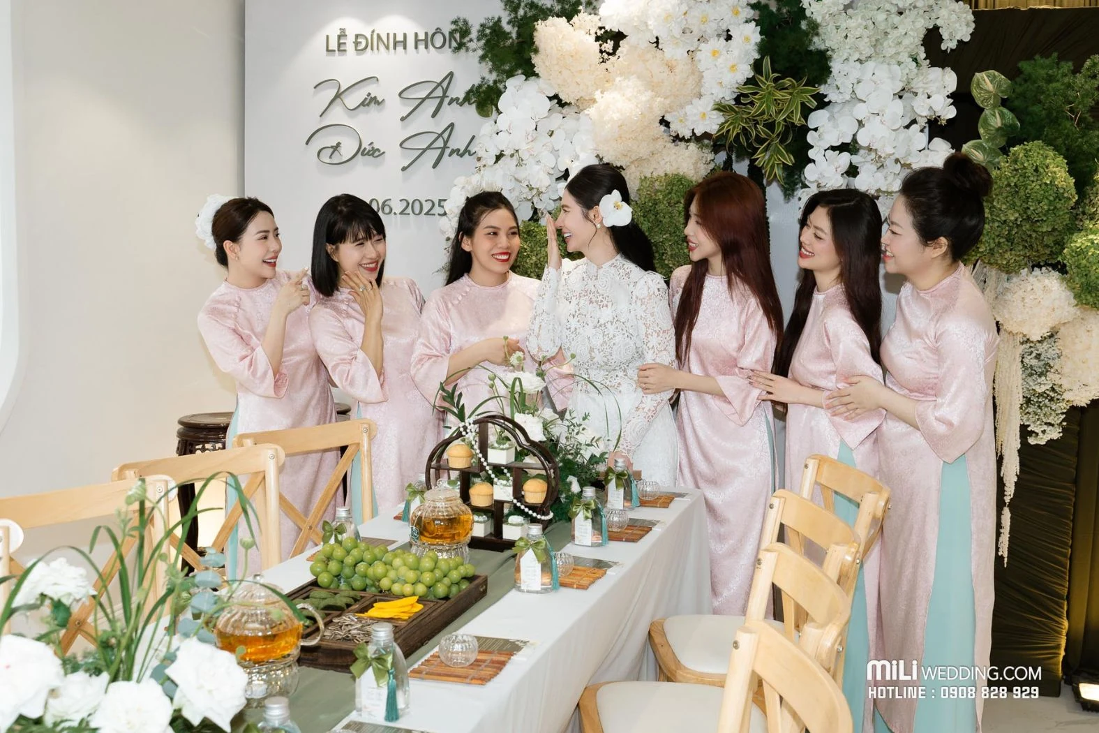 Khoảnh khắc cô dâu và bạn bè trong không gian lễ đính hôn MiLi Wedding